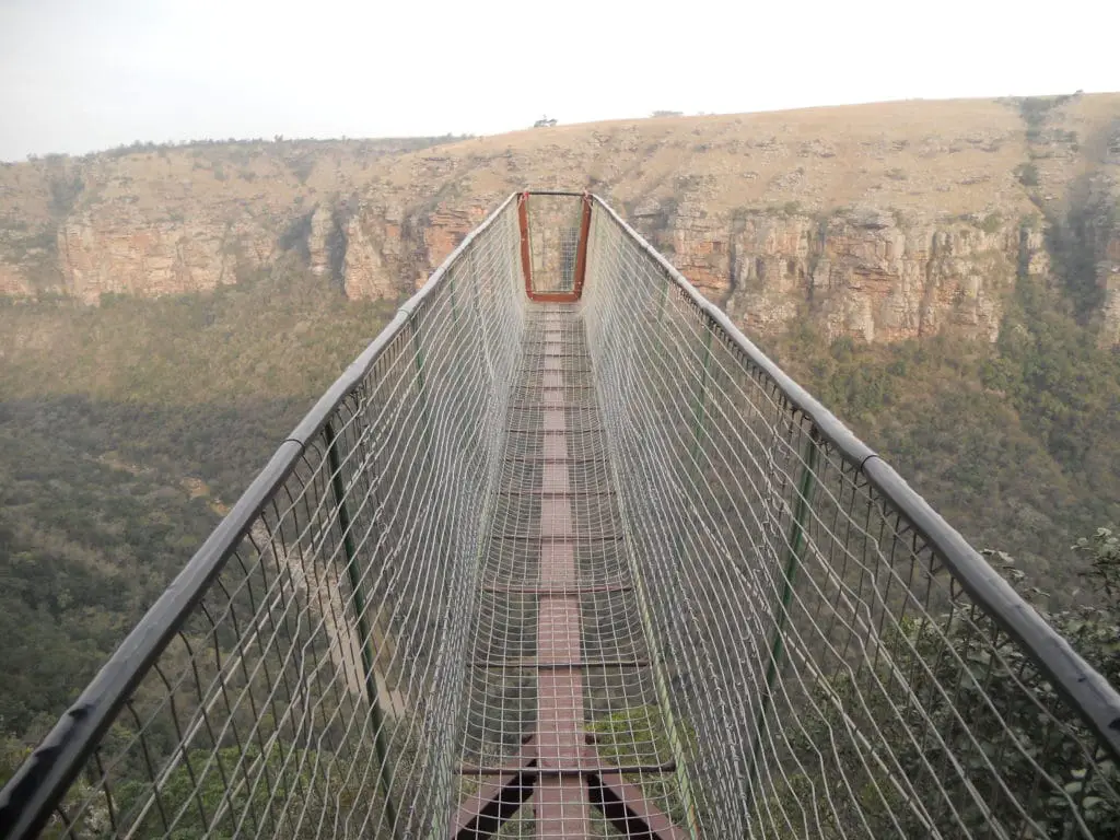 Vai al bungee jumping alla fine dell'escursione nelle Gole di Oribi in Sudafrica
