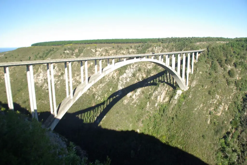 הדרך הטובה ביותר לבקר בדרום אפריקה תוך שבועיים: קפיצת באנג'י מגשר בלוקראנס במסלול הגן