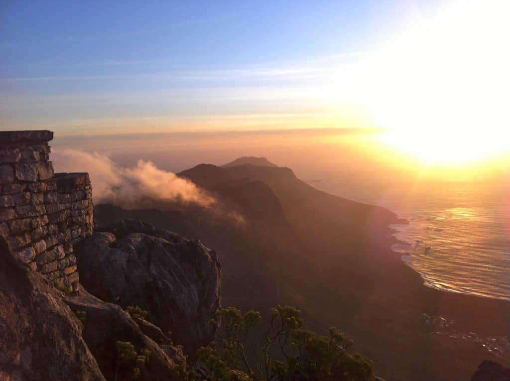 Discover the most beautiful districts of Cape Town in South Africa like here the summit of Table Mountain at sunset (table mountain in French)