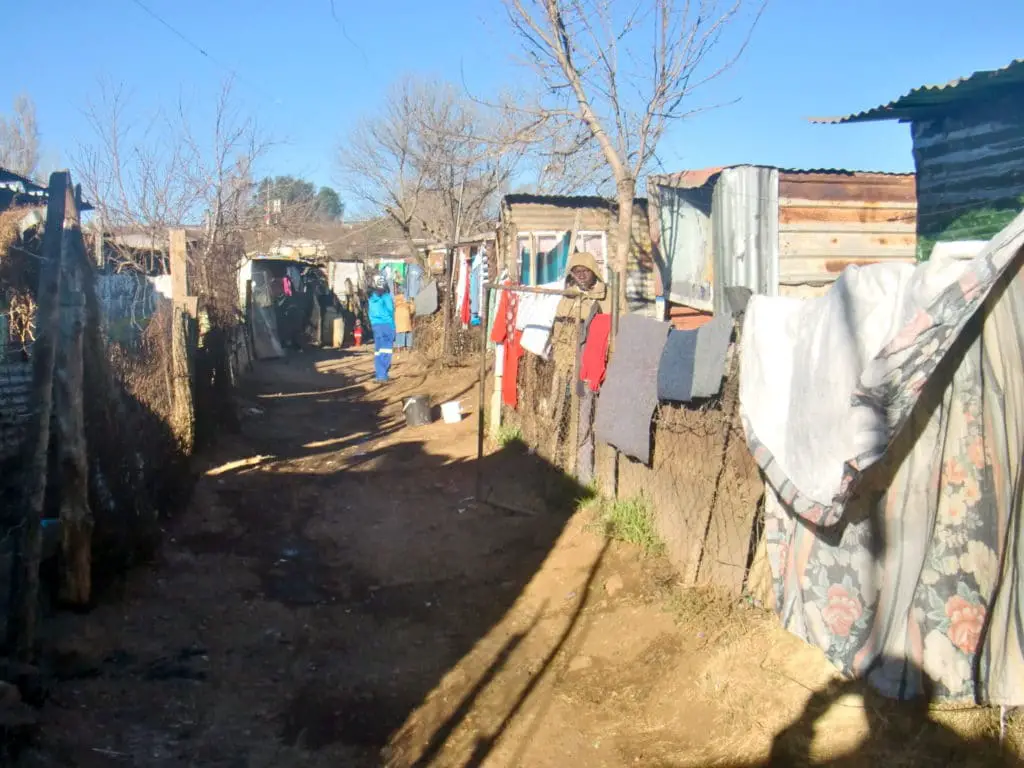 Incontro con la povera popolazione del Sudafrica in una baraccopoli da Soweto a Johannesburg