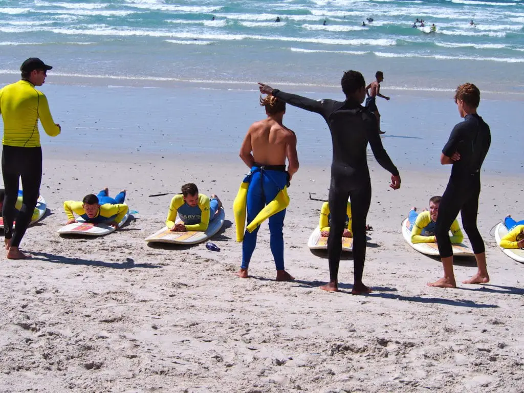 Sosta a Muizenberg e la sua spiaggia con capanne colorate: uno dei migliori spot per il surf in Sudafrica