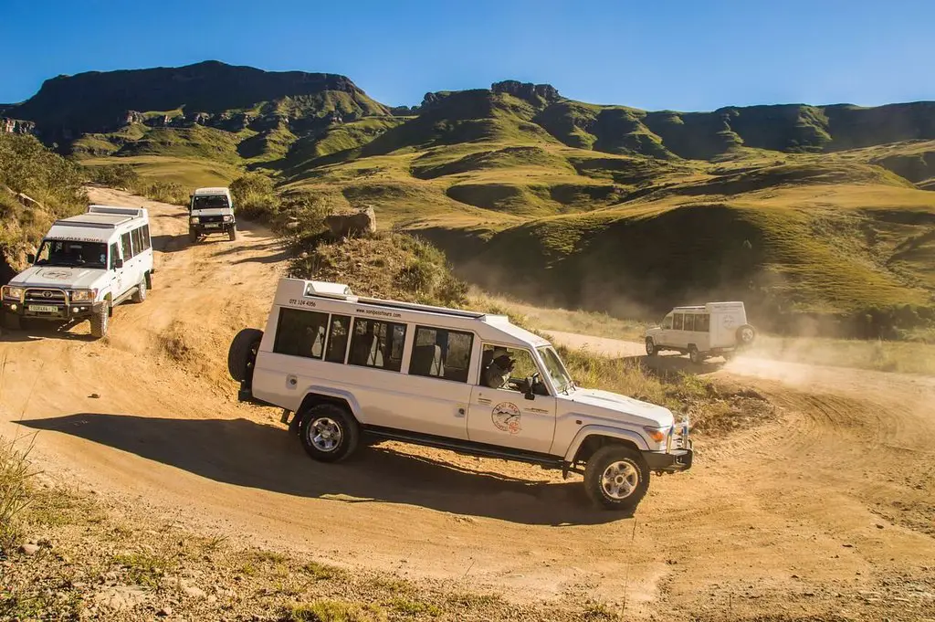 Abfahrt mit dem Geländewagen zum Pass des Sani-Passes von Underberg in den Drakensbergen in Südafrika