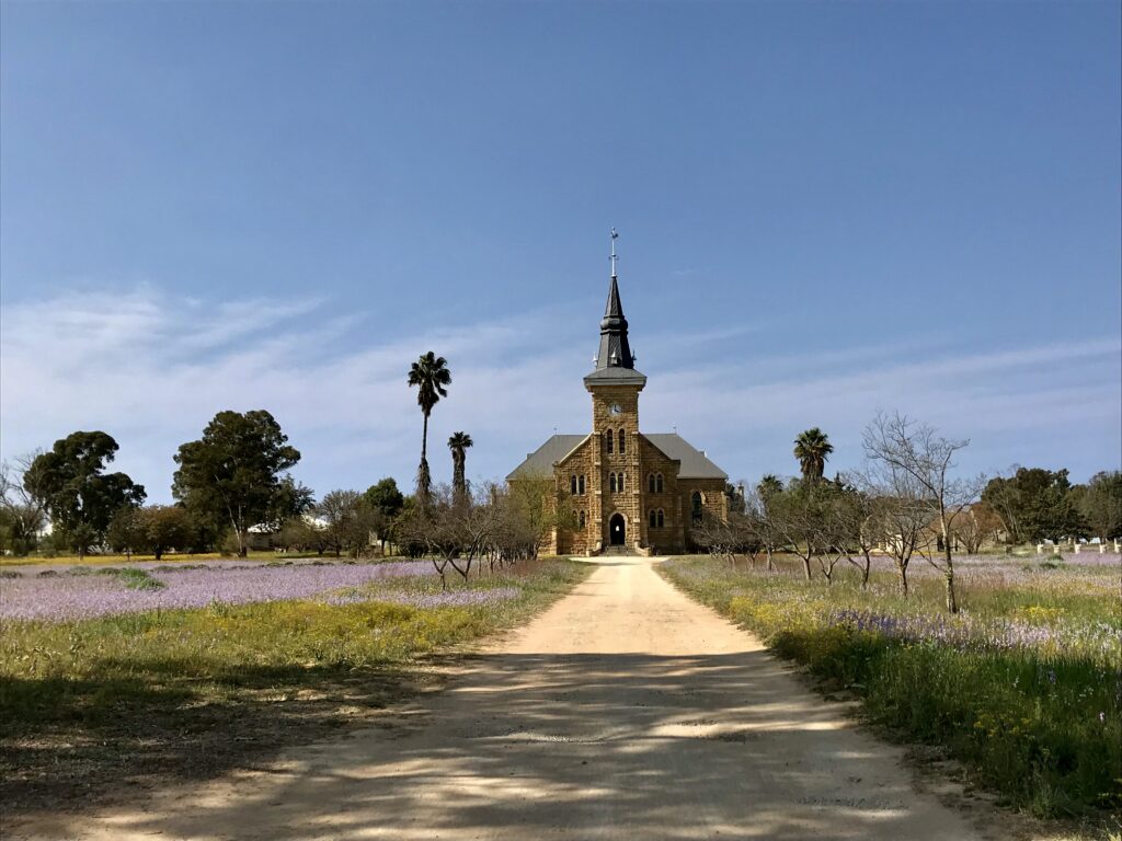 Découvrez l'église du village de Nieuwoudtville dans le meilleur itinéraire pour profiter de la saison des fleurs en Afrique du Sud. Ce circuit vous amène dans les plus beaux parcs. 
